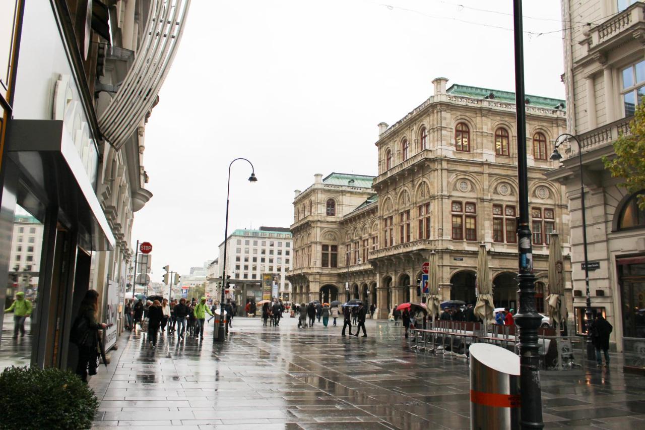 Opera Am Operneck Self Check In Wien